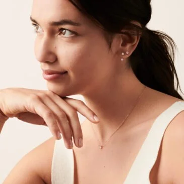 Collar dinh van Le Cube Diamant en oro rosa de 18 quilates, referencia 608115, disponible con envío en 24 horas.