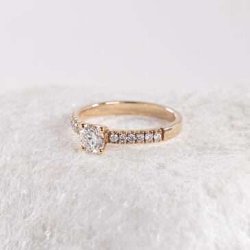 Anillo solitario de oro rosa y diamantes JBW0028, JOYERÍA MARCOS. Elegancia y lujo en cada detalle.