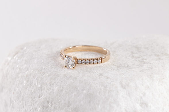 anillo solitario oro rosa y diamantes