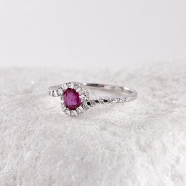 Anillo de oro blanco con rubí y diamantes, referencia JBA0073, disponible en Joyería Marcos.