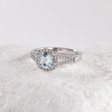 anillo oro blanco con piedra aguamarina y diamantes