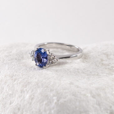 Anillo oro blanco con tanzanita y diamantes, referencia JBA0074, disponible en Joyería Marcos.