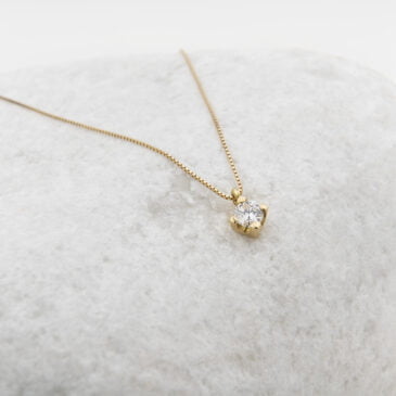 Collar en oro amarillo con diamante de 0.16 ctes, referencia JOYERÍA MARCOS, lujo y elegancia.