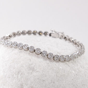 Pulsera de oro blanco 18k con diamantes, ref. JBA0100, de Joyería Marcos. Elegancia y lujo en cada detalle.