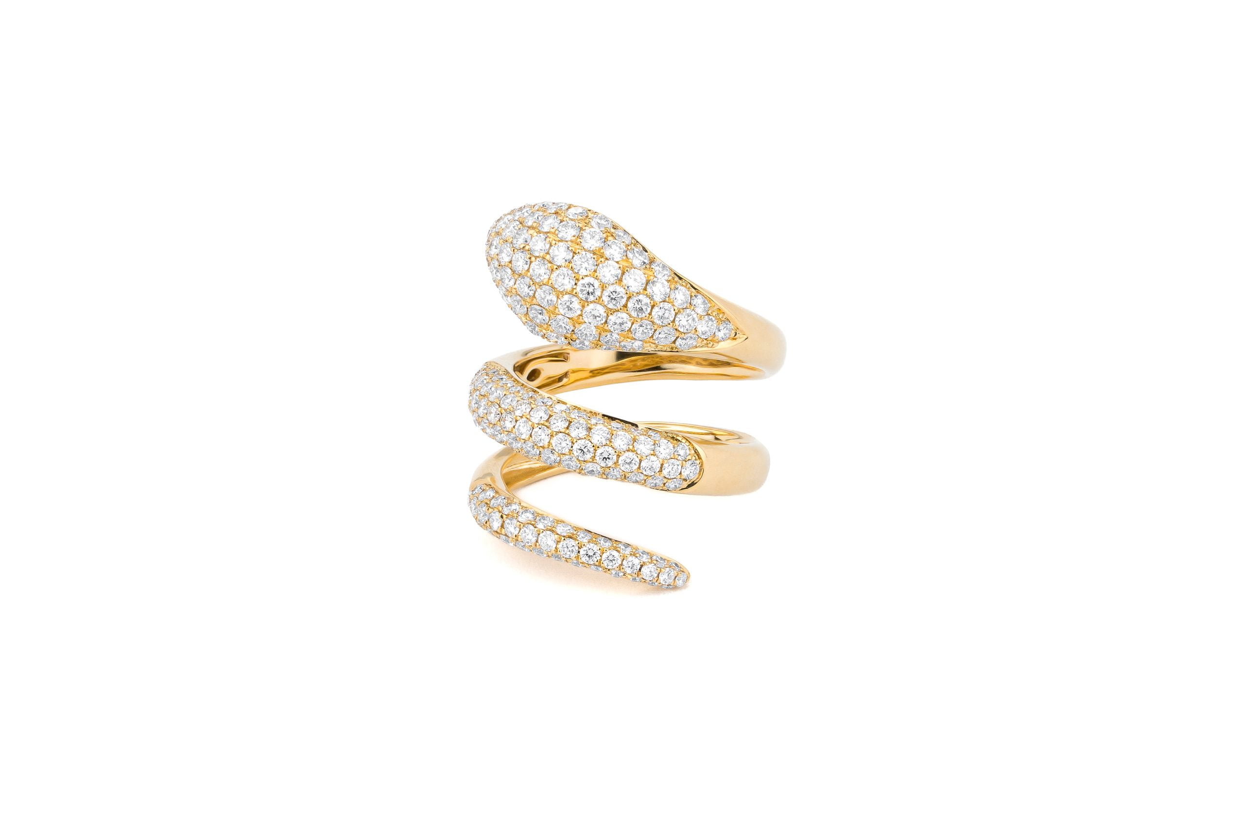 Anillo Serpiente en Oro Amarillo 18k con diamantes, marca Joyería Marcos, lujo y elegancia en joyería exclusiva.