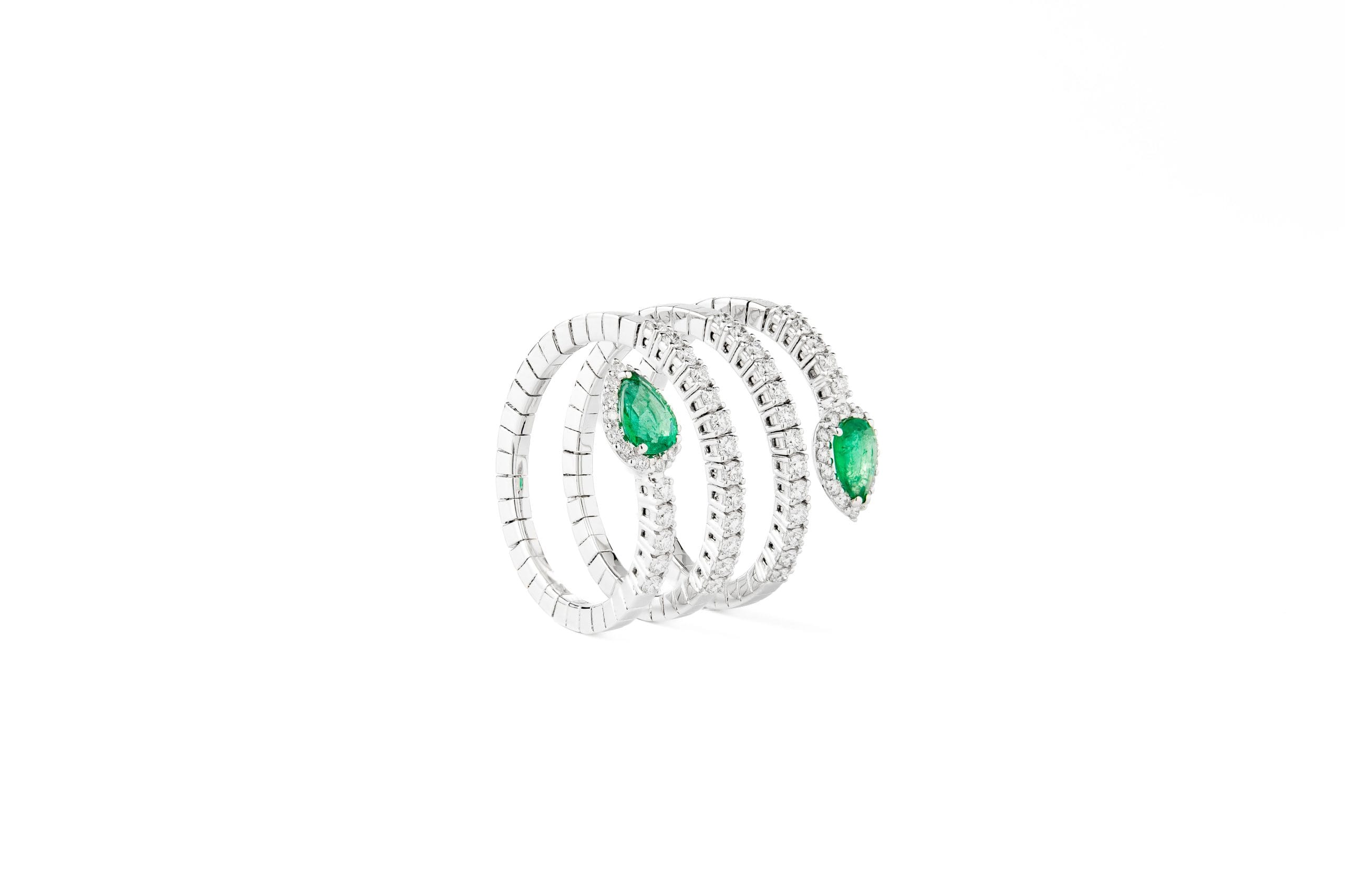 anillo espiral de oro blanco con esmeraldas y diamantes
