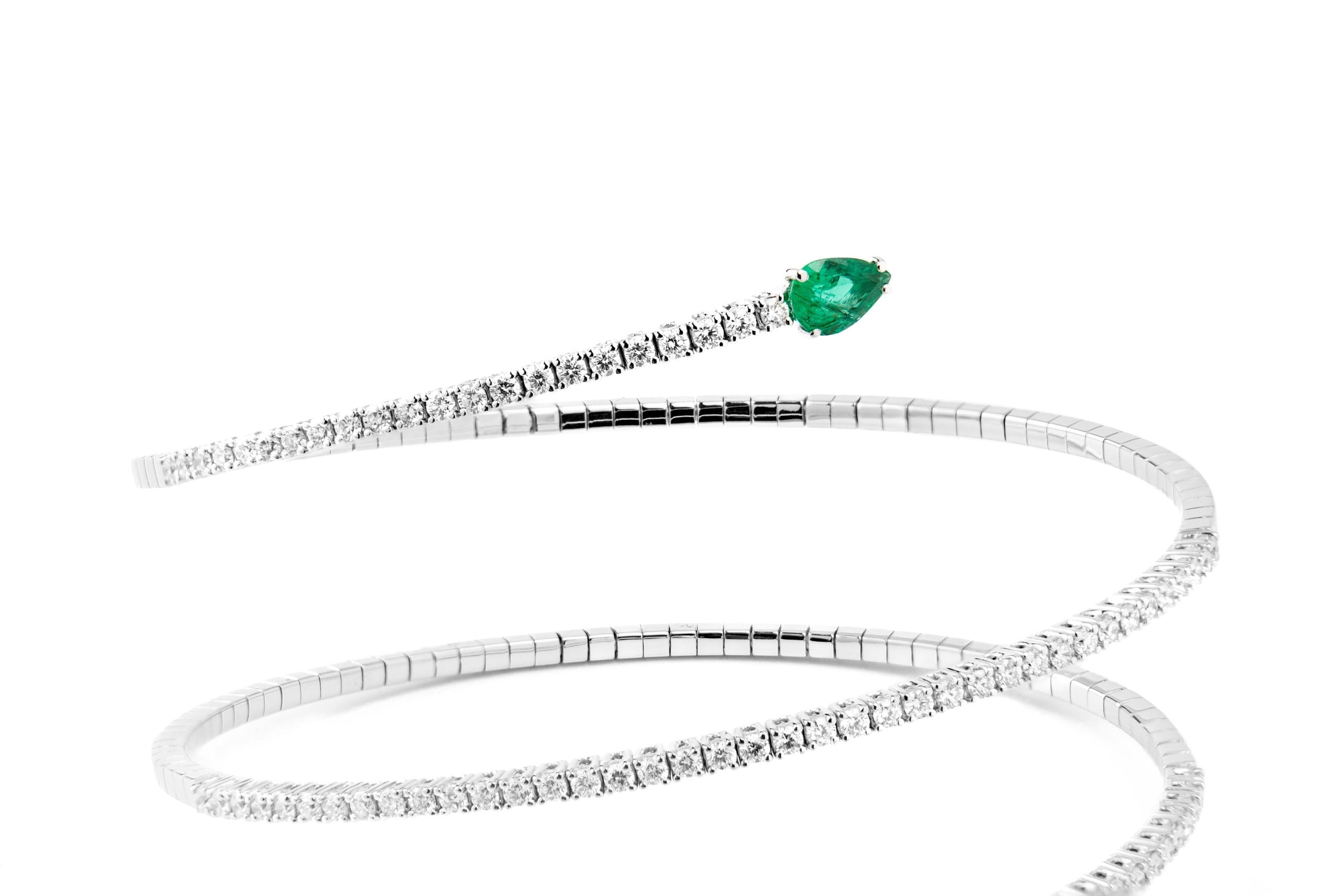 pulsera espiral de oro blanco con esmeraldas y diamantes